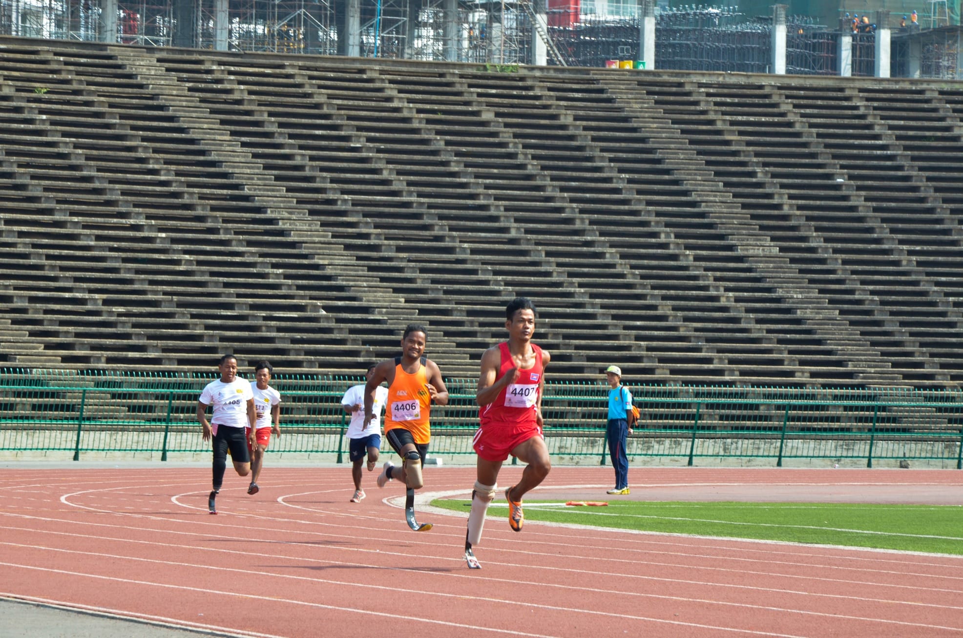 戦略的二国間スポーツ国際貢献事業（Sport for Tomorrow）で実施したカンボジア初の障がい者陸上競技会の様子